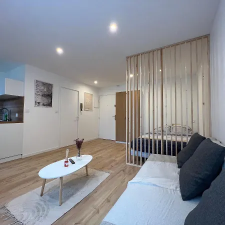 Le Petit Sauveur - Studio & Parking Apartment